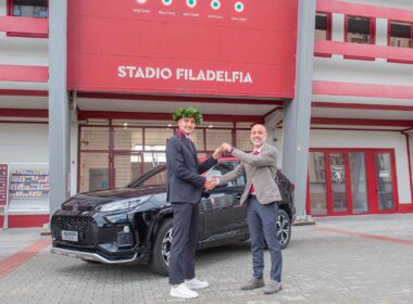 Suzuki regala ad Alessandro Buongiorno una Suzuki Across Plug-in personalizzata con i colori del Torino F.C.