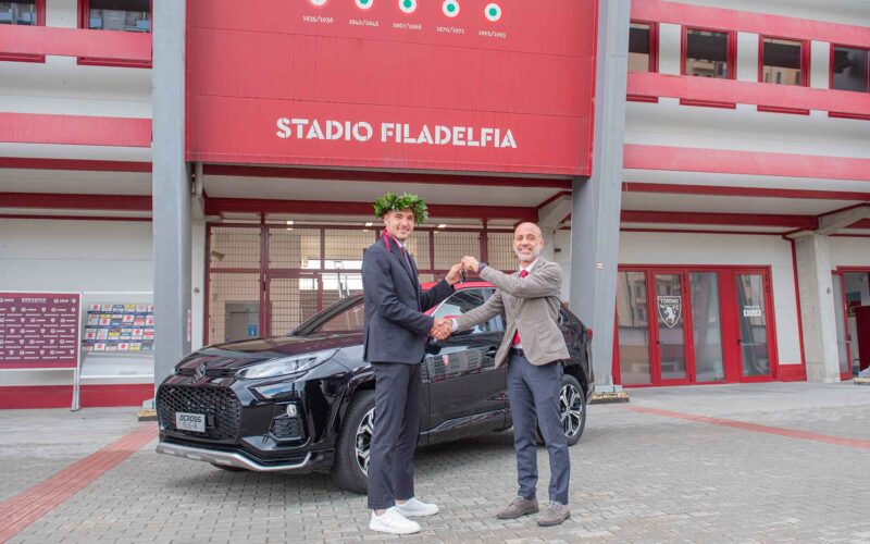 Suzuki regala ad Alessandro Buongiorno una Suzuki Across Plug-in personalizzata con i colori del Torino F.C.